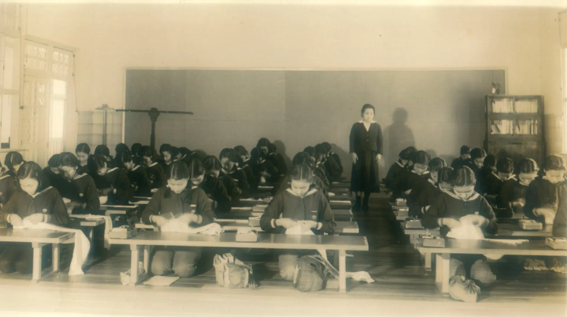 苗栗家政女學校學生用心學和裁。1944年,黃榮標提供