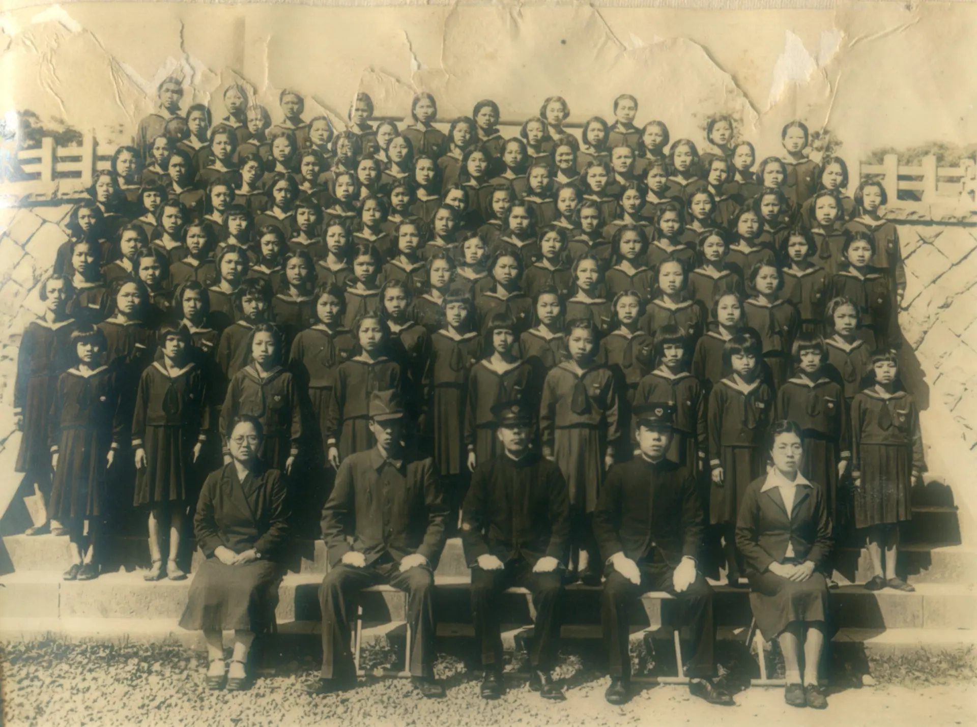 苗栗家政女學校學畢業生合影。1944年,黃榮標提供