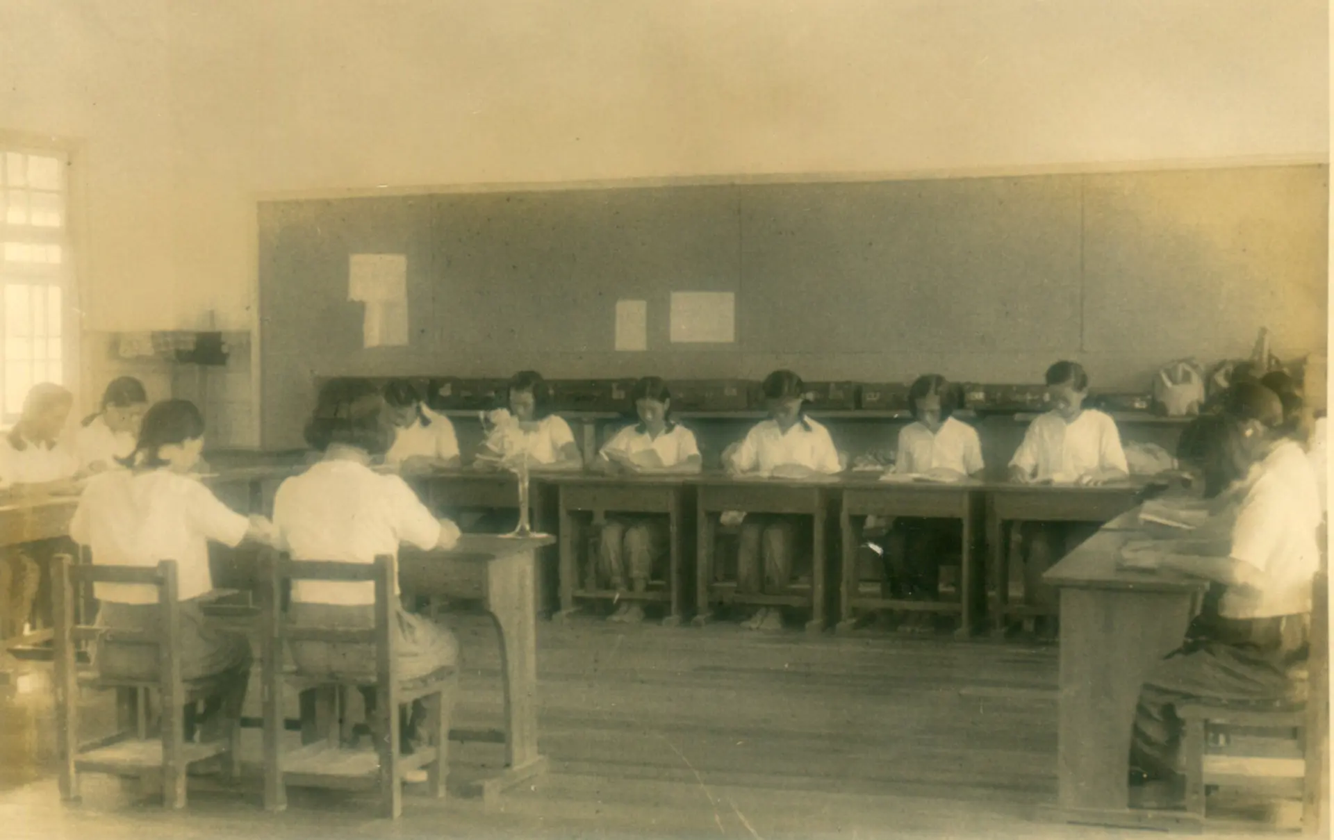 苗栗家政女學校學生在教室內上國語課。1944年,黃榮標提供