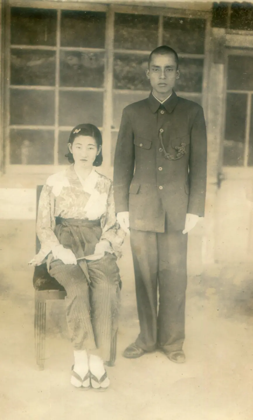 新婚蜜月期的黃燕廷、謝運嬌夫婦。黃榮標提供