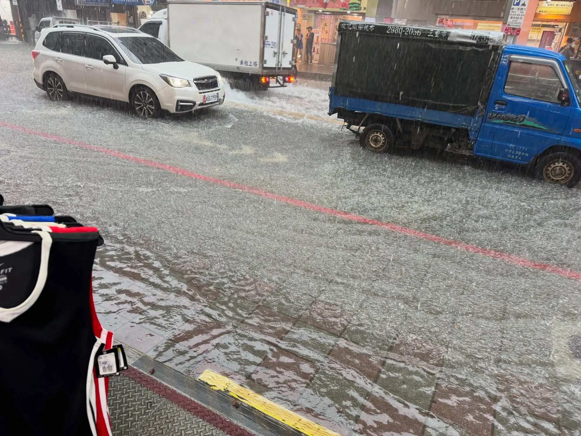 台北市各地今天午後下起滂沱大雨，Threads上也出現許多網友發布降雨慘況，公館、西門町、中正紀念堂、台北市立動物園皆有傳出淹水災情。翻攝自Threads st06201985（已取得授權）