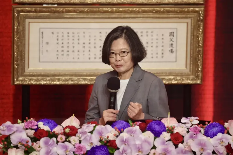 前總統蔡英文18日到中央研究院出席新卸任院長交接典禮，蔡英文（圖）在致詞時對卸任院長廖俊智的豐碩成果給予肯定，也對新任院長陳建仁給予期待與鼓勵。中央社