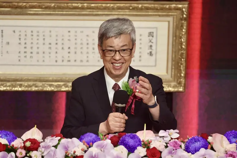 中央研究院新任院長陳建仁18日上任，陳建仁在交接典禮上致詞表示，「一個人可以走得很快，一群人可以走得很遠」，以此鼓勵中研院同仁。中央社