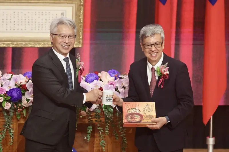 中央研究院18日舉行新、卸任院長交接典禮，卸任院長廖俊智（左）贈送新任院長陳建仁（右）府城擔仔麵，取其諧音「卸擔」。中央社