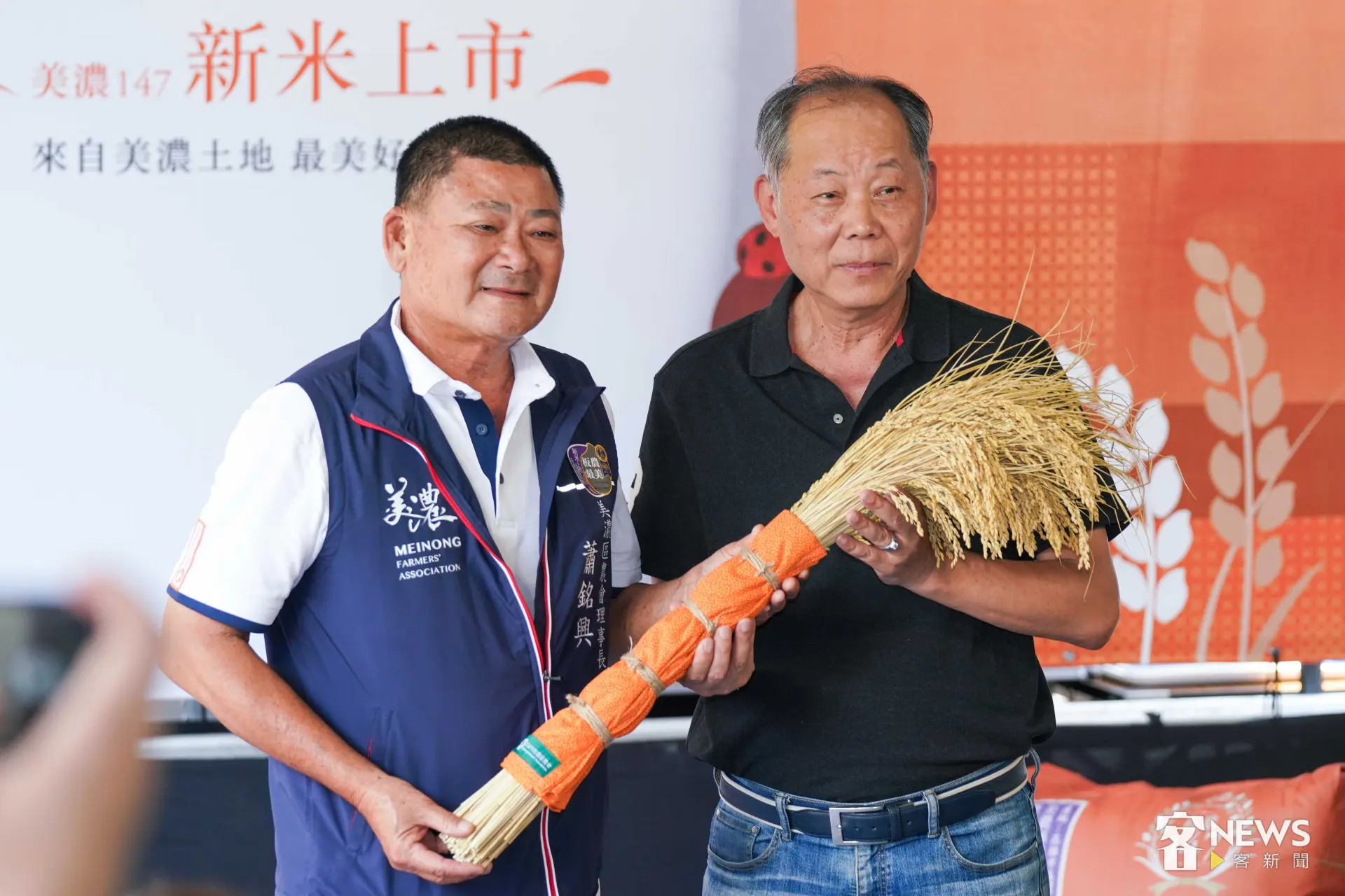 美濃區農會理事長蕭銘興（左）致贈美濃高雄147稻米予板橋區農會理事長郭進源。李台源攝