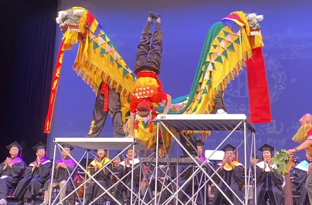 來自新竹的客家獅隊在臺灣戲曲學院畢業典禮登場，帶來精采演出與祝福。鄭香浩提供