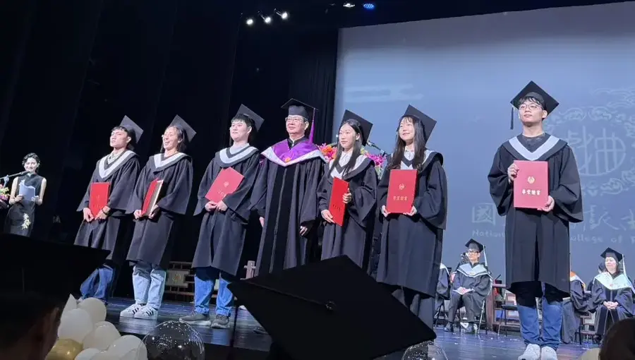 來自新竹的客家獅隊在臺灣戲曲學院畢業典禮登場，帶來精采演出與祝福。鄭香浩提供