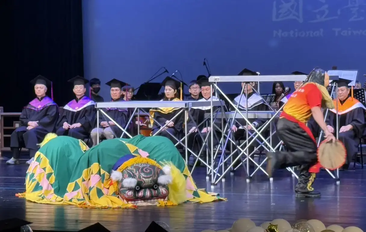 來自新竹的客家獅隊在臺灣戲曲學院畢業典禮登場，帶來精采演出與祝福。鄭香浩提供