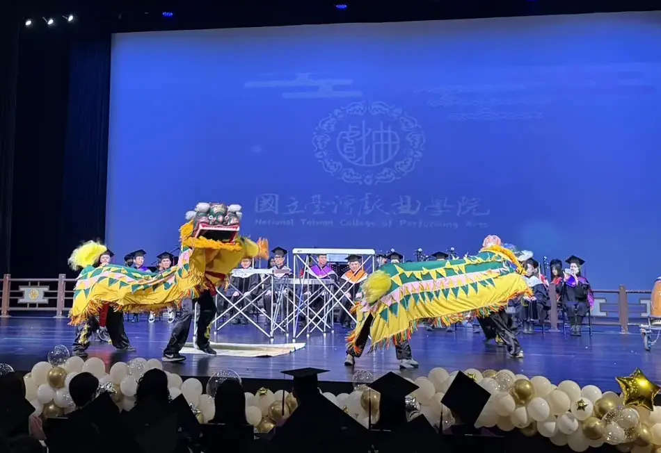 來自新竹的客家獅隊在臺灣戲曲學院畢業典禮登場，帶來精采演出與祝福。鄭香浩提供
