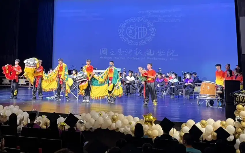 來自新竹的客家獅隊在臺灣戲曲學院畢業典禮登場，帶來精采演出與祝福。鄭香浩提供