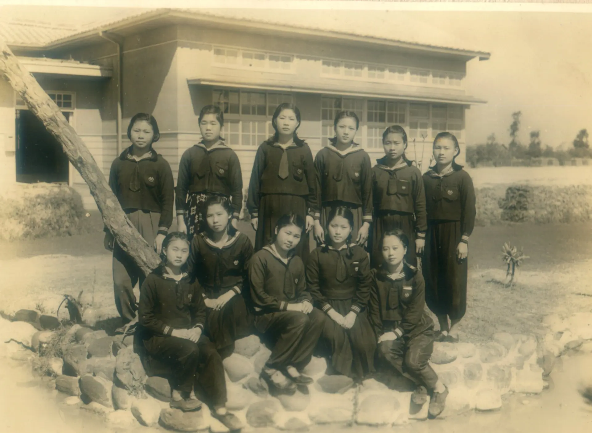 陳秋香(前排中)與苗栗家政女學校同學合影。1944年,黃榮標提供