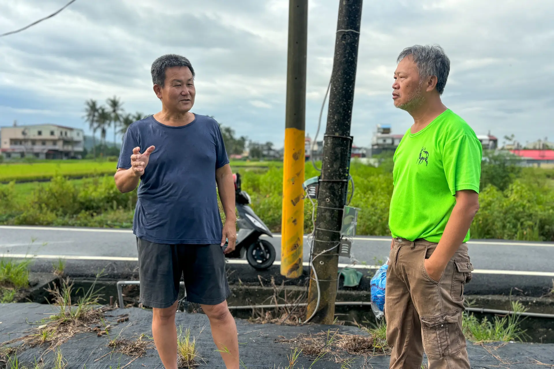 左是農民李金洲，他是第一個在野蓮池成功協助水雉孵化的農民。右為劉孝伸。李慧宜攝