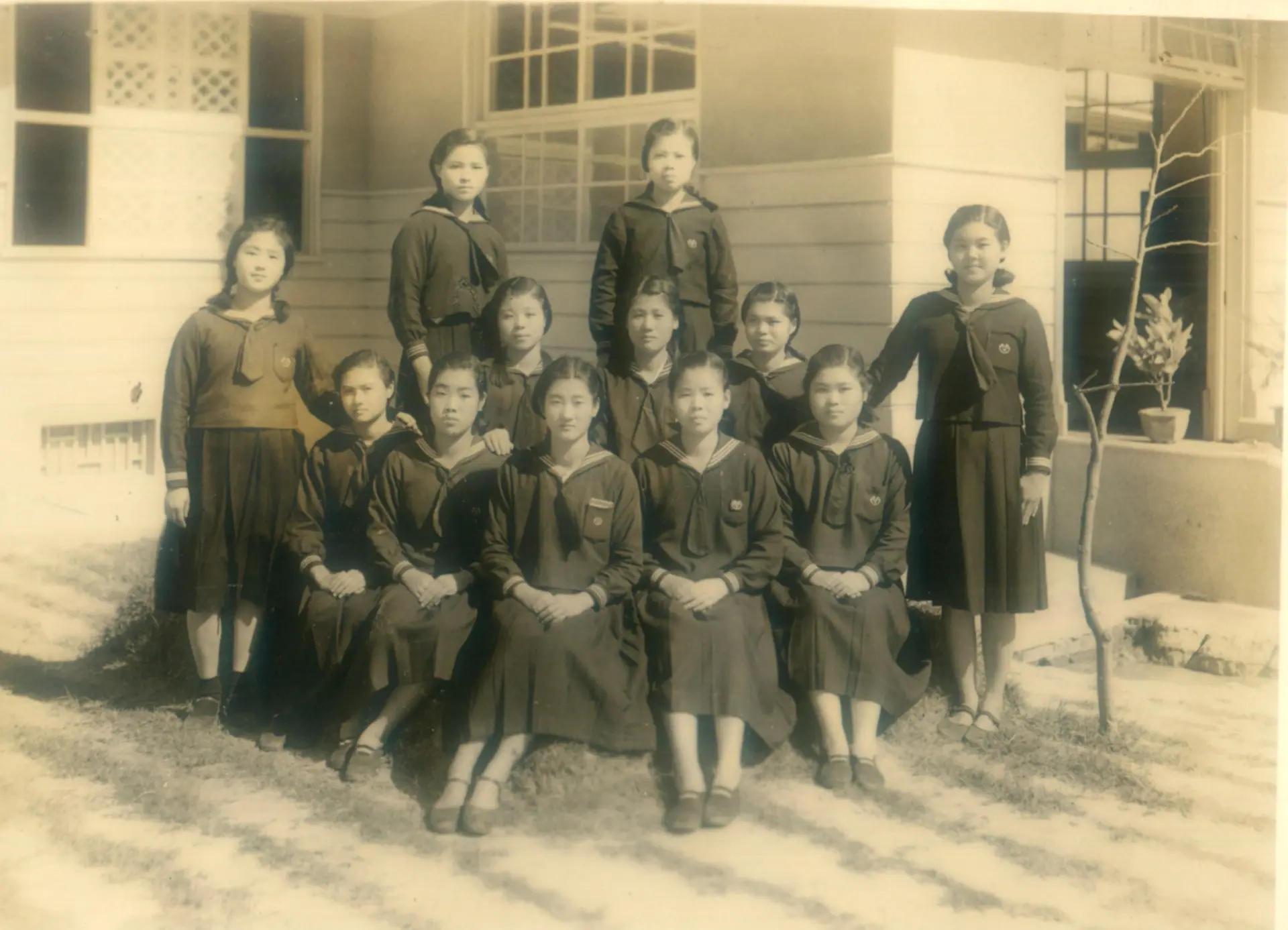 謝運嬌(前排中)與苗栗家政女學校同學合影。1944年,黃榮標提供