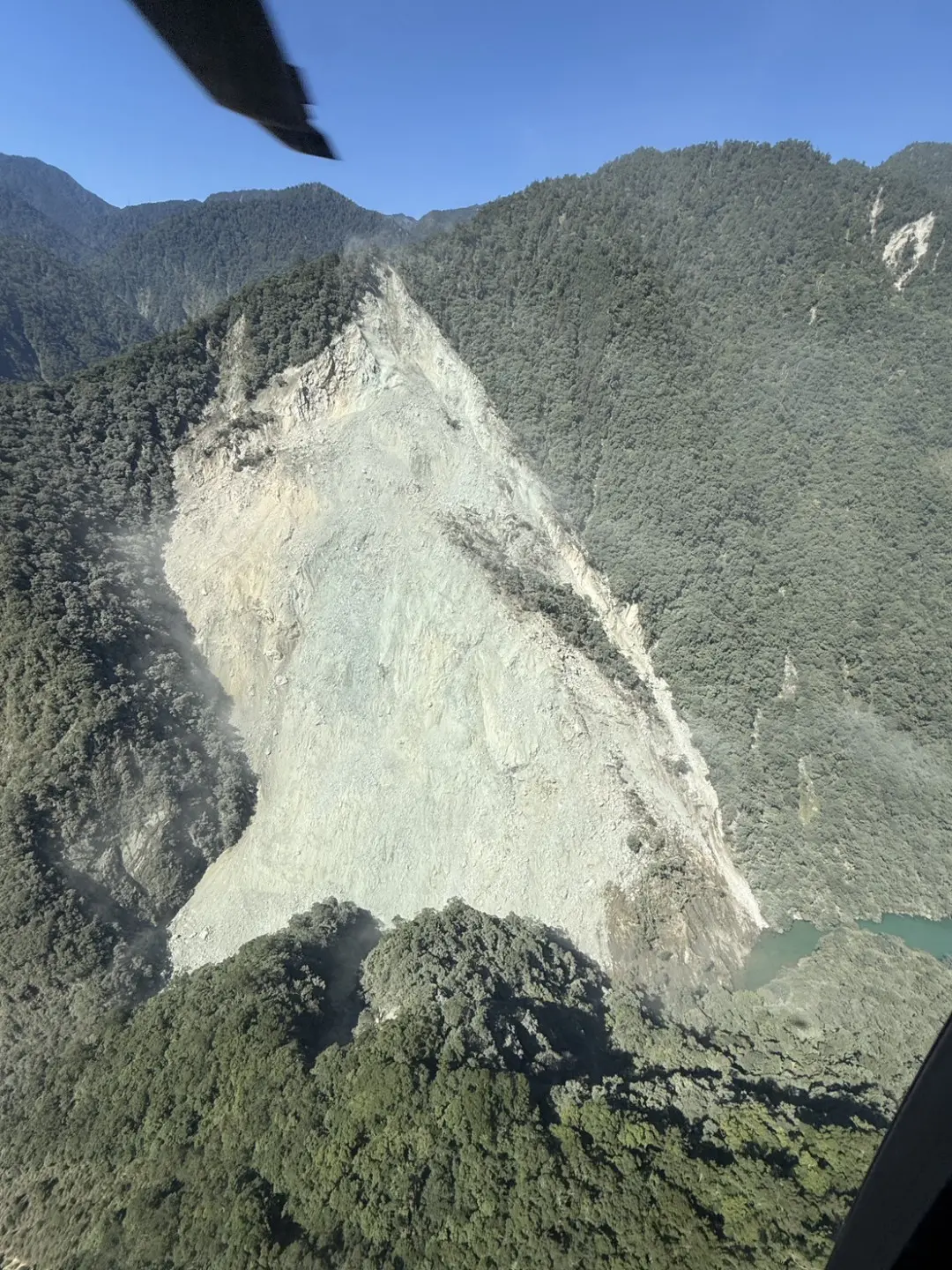 萬里溪上游堰塞湖完成空中勘查，花蓮分署公布初判結果並持續嚴密監控警戒。林保署花蓮分署提供