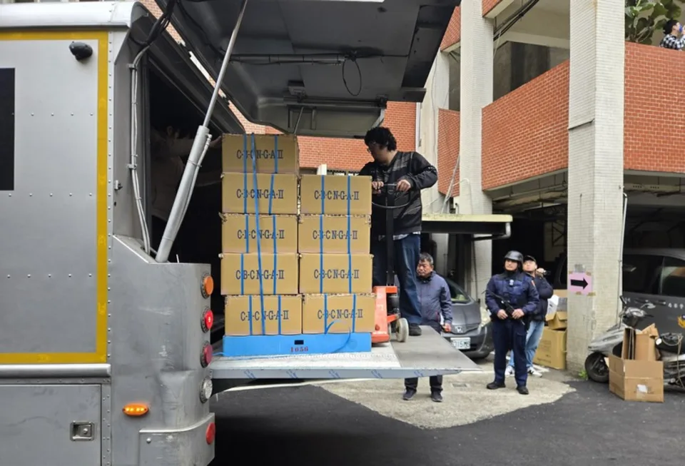 新竹市政府24日起發放新台幣5000元消費金,為確保發放當天治安平穩,新竹市警察局強化「防搶、防竊、反詐騙」機制,警力全程戒護消費金運送路途,由持槍員警全程隨行。新竹市警察局提供