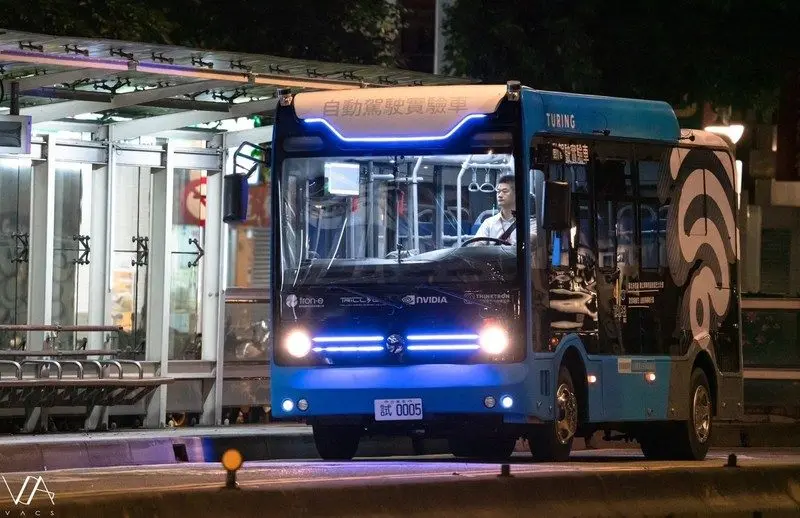 台北市政府即將在明年下半年推出自動駕駛公車。圖為2020年台北市政府在信義路公車專用道試行自動駕駛公車狀況。台北市政府提供