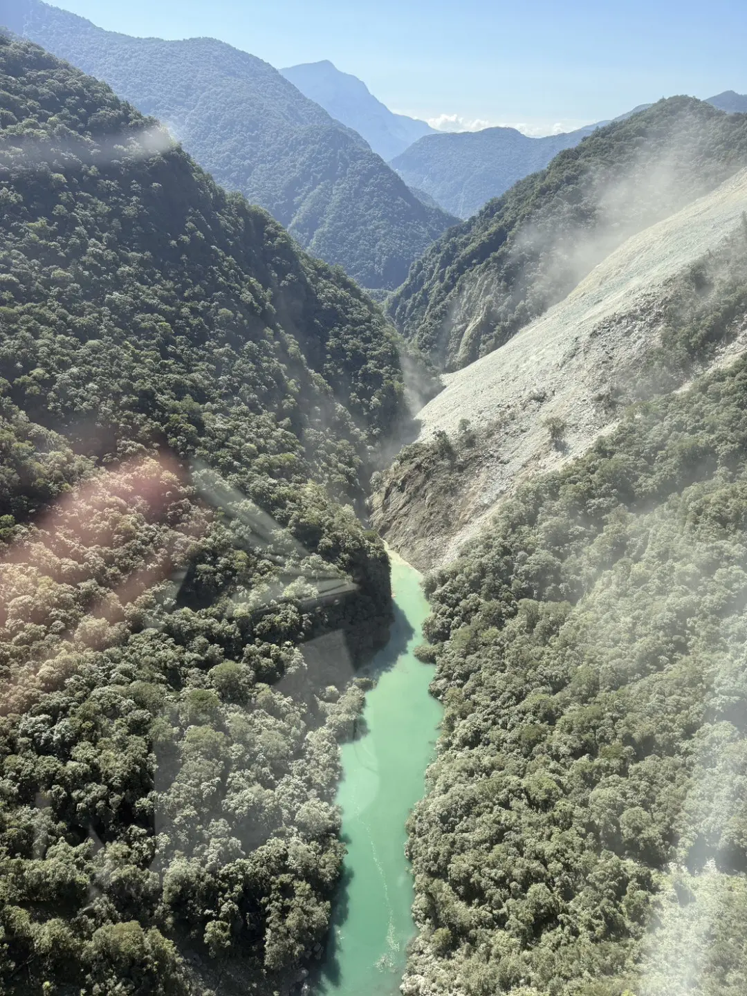 花蓮縣萬里溪上游新增一處堰塞湖，若發生溢流，恐影響萬榮鄉、鳳林鎮、鐵路與橋梁等。林保署花蓮分署提供