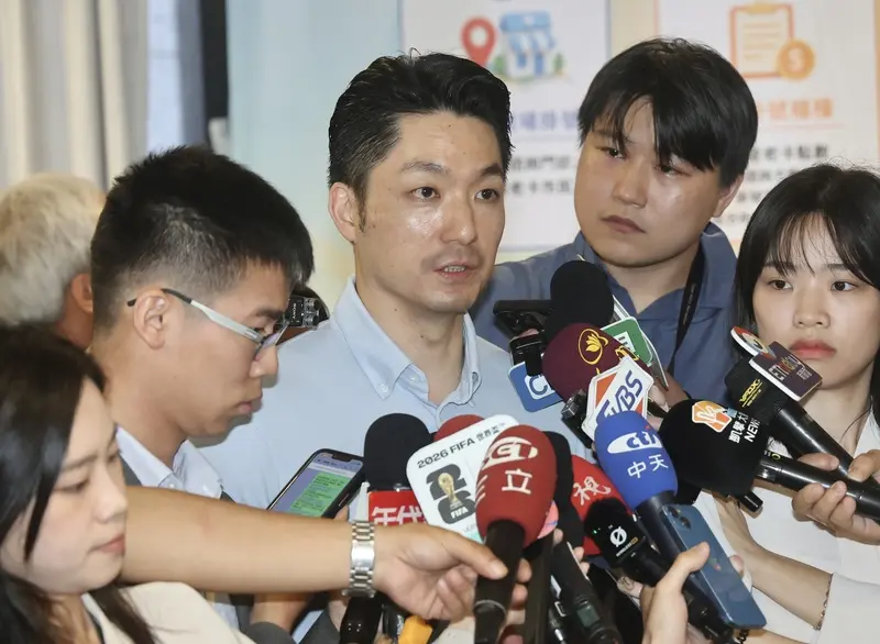 台北市長蔣萬安(中)22日上午出席活動,接受媒體聯訪時說明,推進台北市自動駕駛公車規劃共分為3個階段來試行。中央社