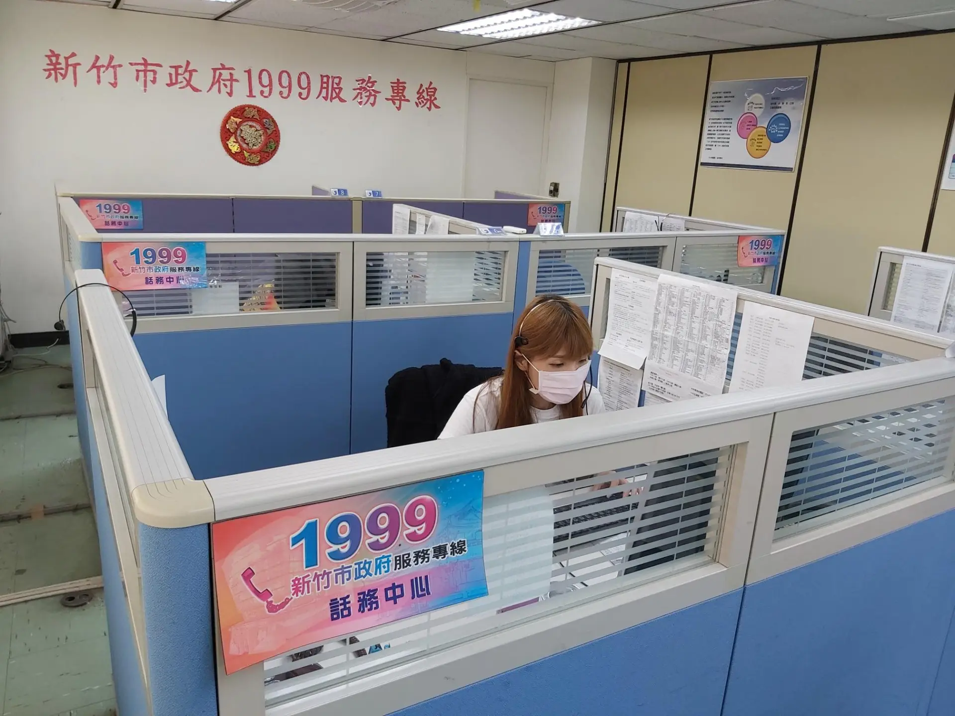 數發處表示,1999市民服務專線提供24小時市政諮詢、災害通報、市政建議及電話轉接等服務,並支援國語、客語、台語、英語及日語等5種語言,致力打造無障礙的溝通管道。新竹市政府提供