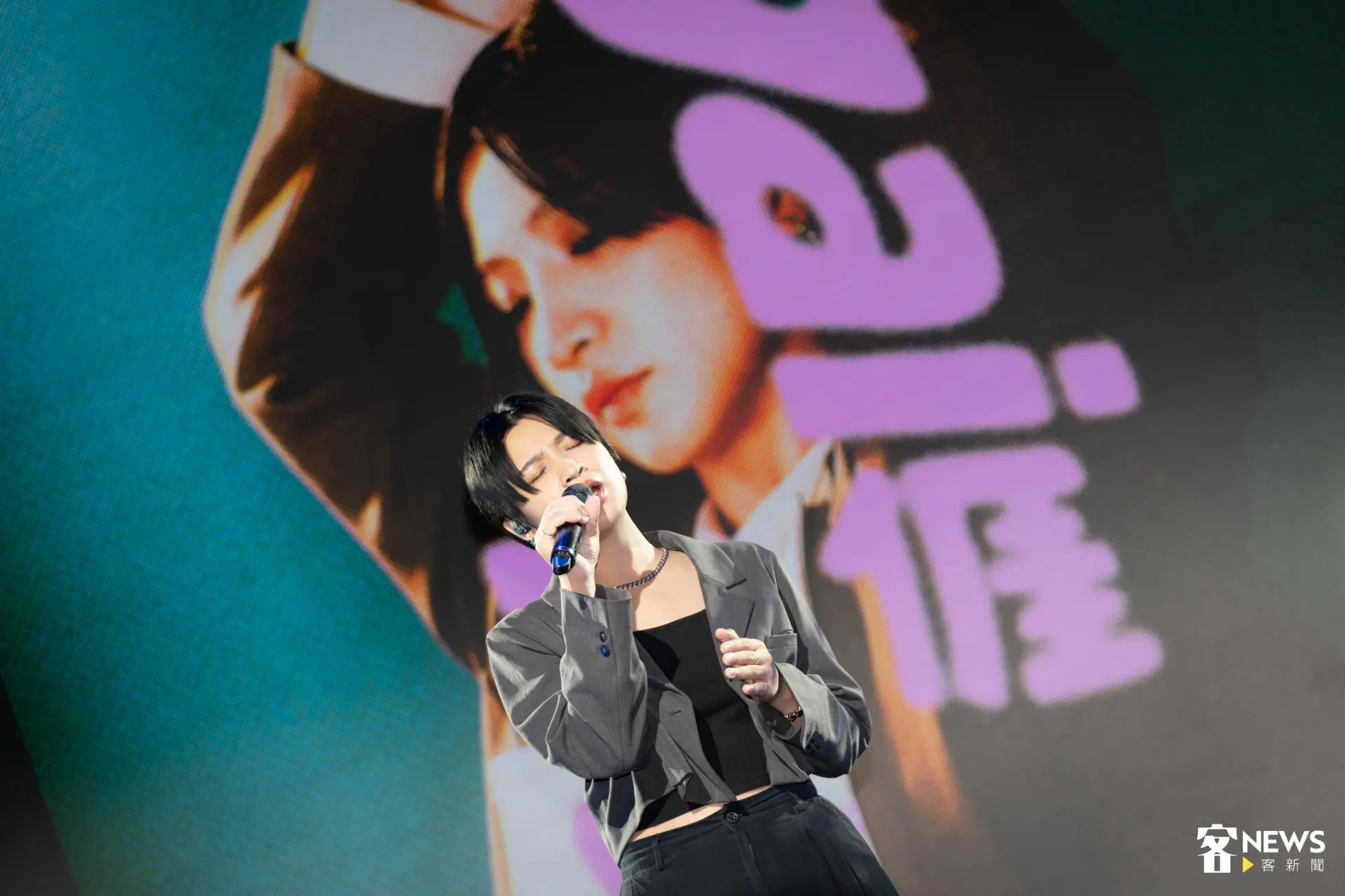 入圍37屆金曲獎最佳客語專輯、最佳客語歌手的黃宇寒帶來歌曲〈人啊人啊〉。范修語攝