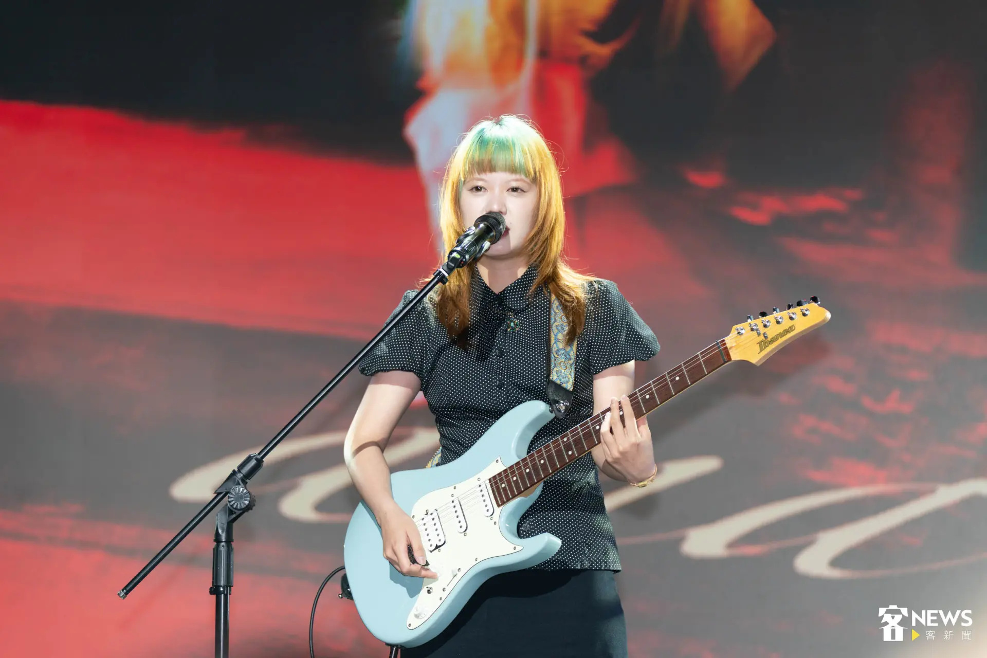 入圍37屆金曲獎最佳客語專輯、最佳客語歌手的ana帶來歌曲〈final girl〉。范修語攝