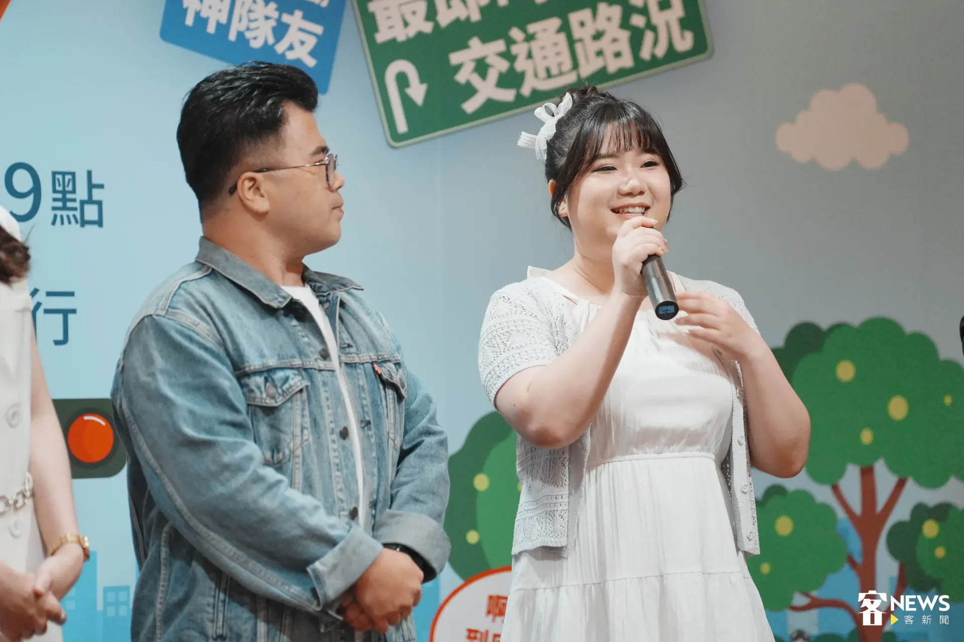 主持人江芮敏(右)第一次主持live節目。范修語攝