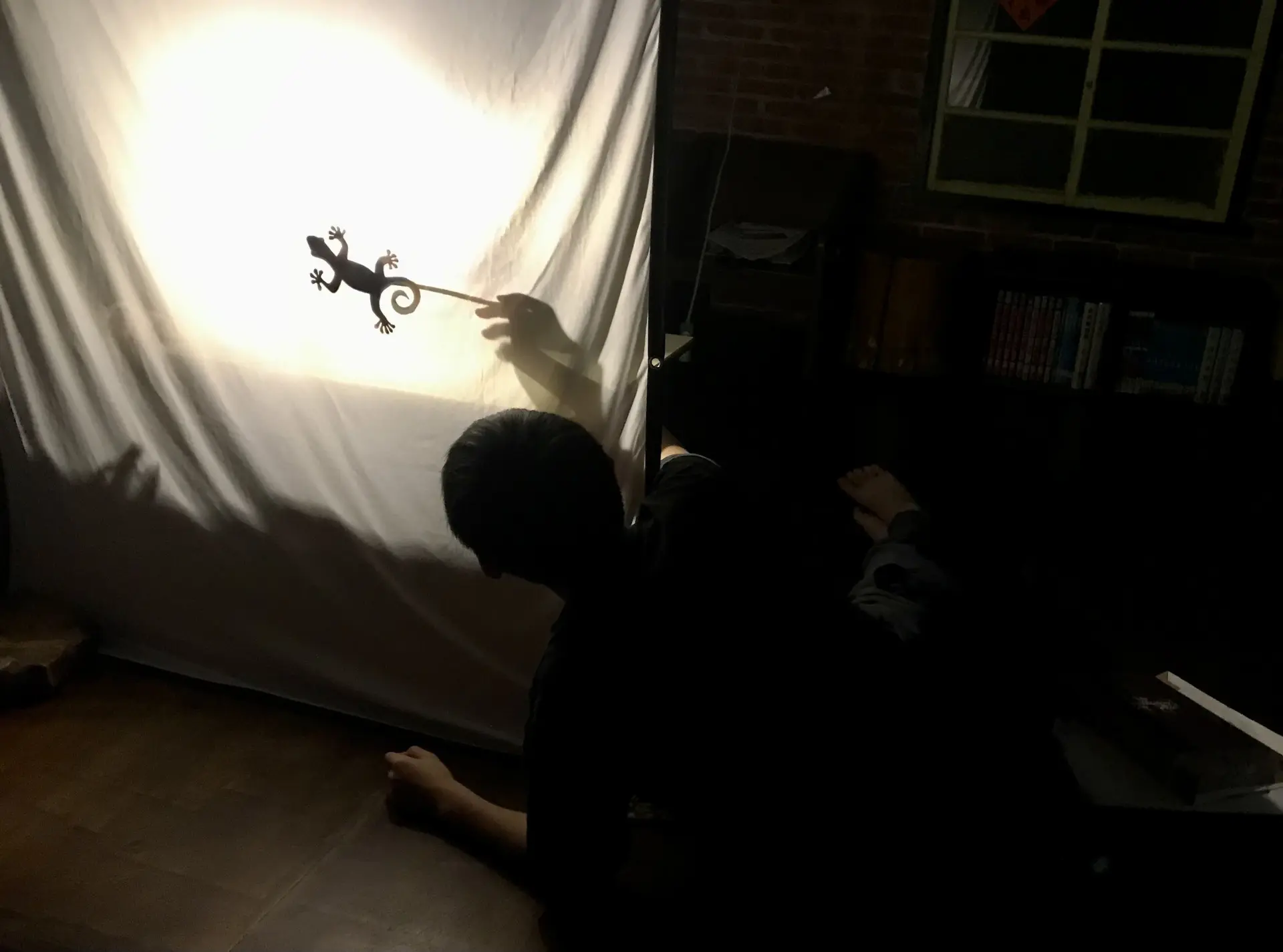 在燈光投射下，排練如何操縱紙偶，才能呈現生動的戲劇效果。徐彩雲攝