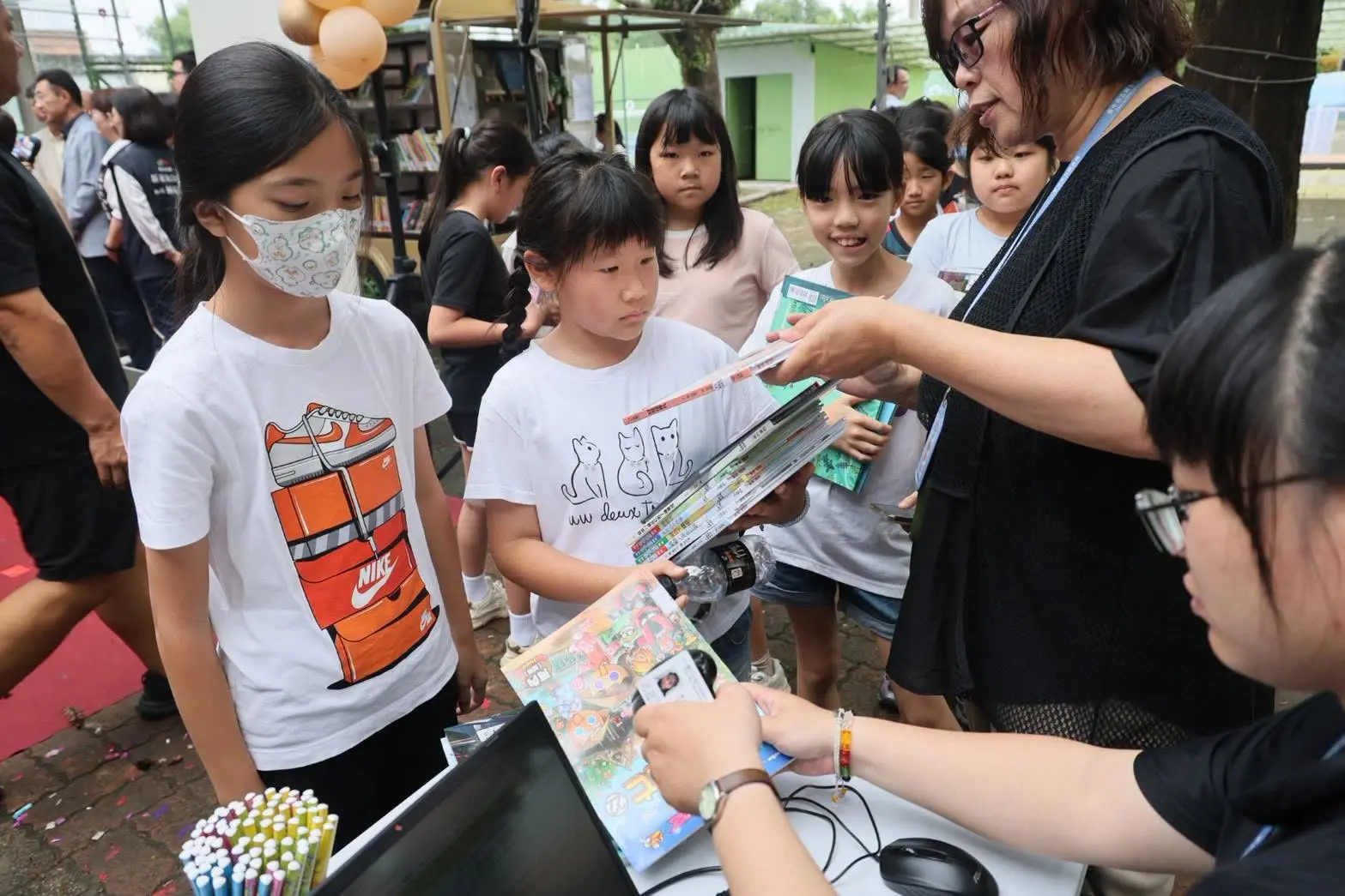 台中市新社行動圖書車「唐尚元號」正式啟用，接棒服務新社、和平及太平地區。截圖自臺中文化小尖兵臉書粉絲專頁