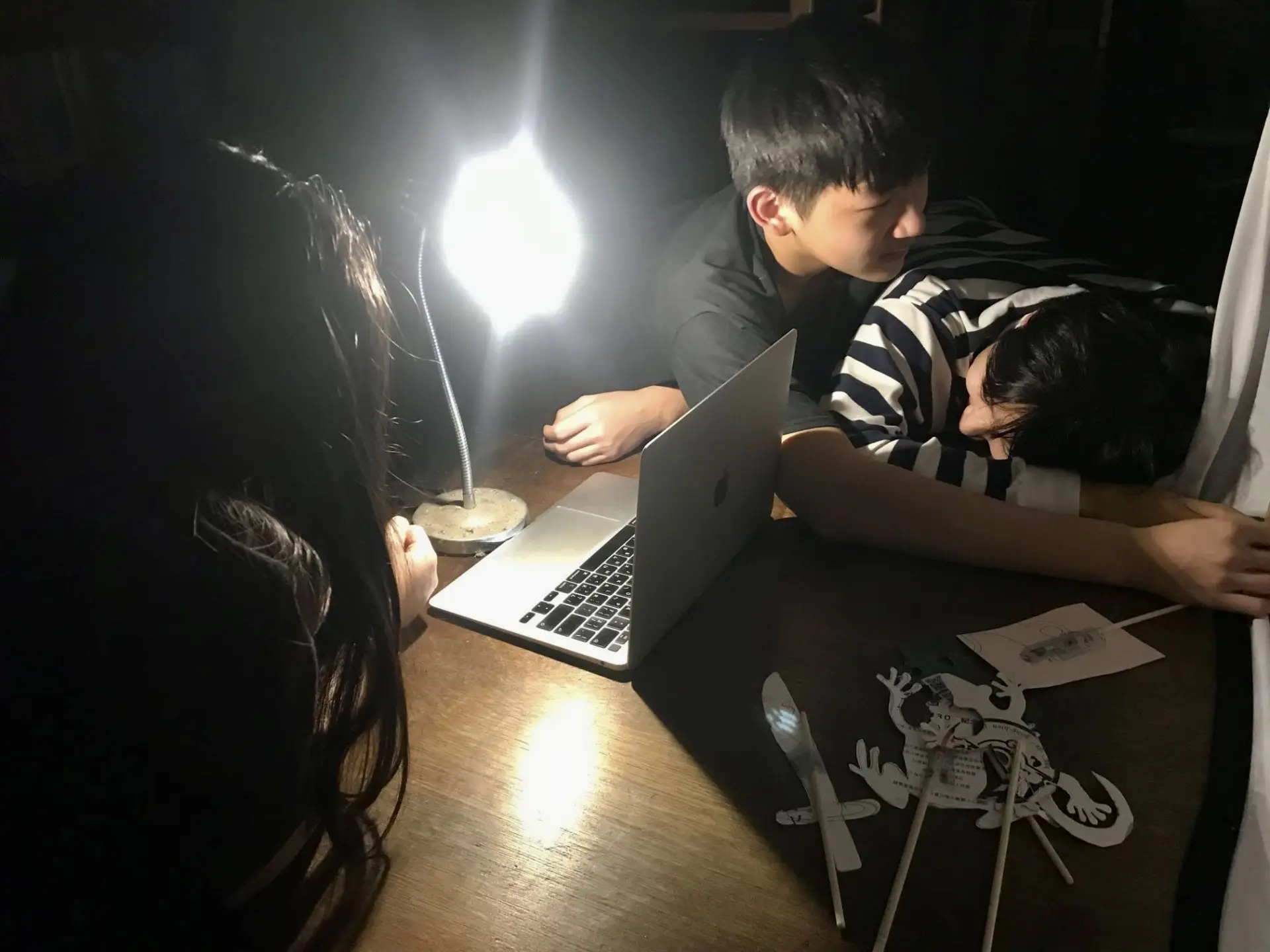 兄妹倆熬夜排練一次就上場。扶著畫框與調整燈光的老二，他的客語是所有小孩當中最好的。徐彩雲攝