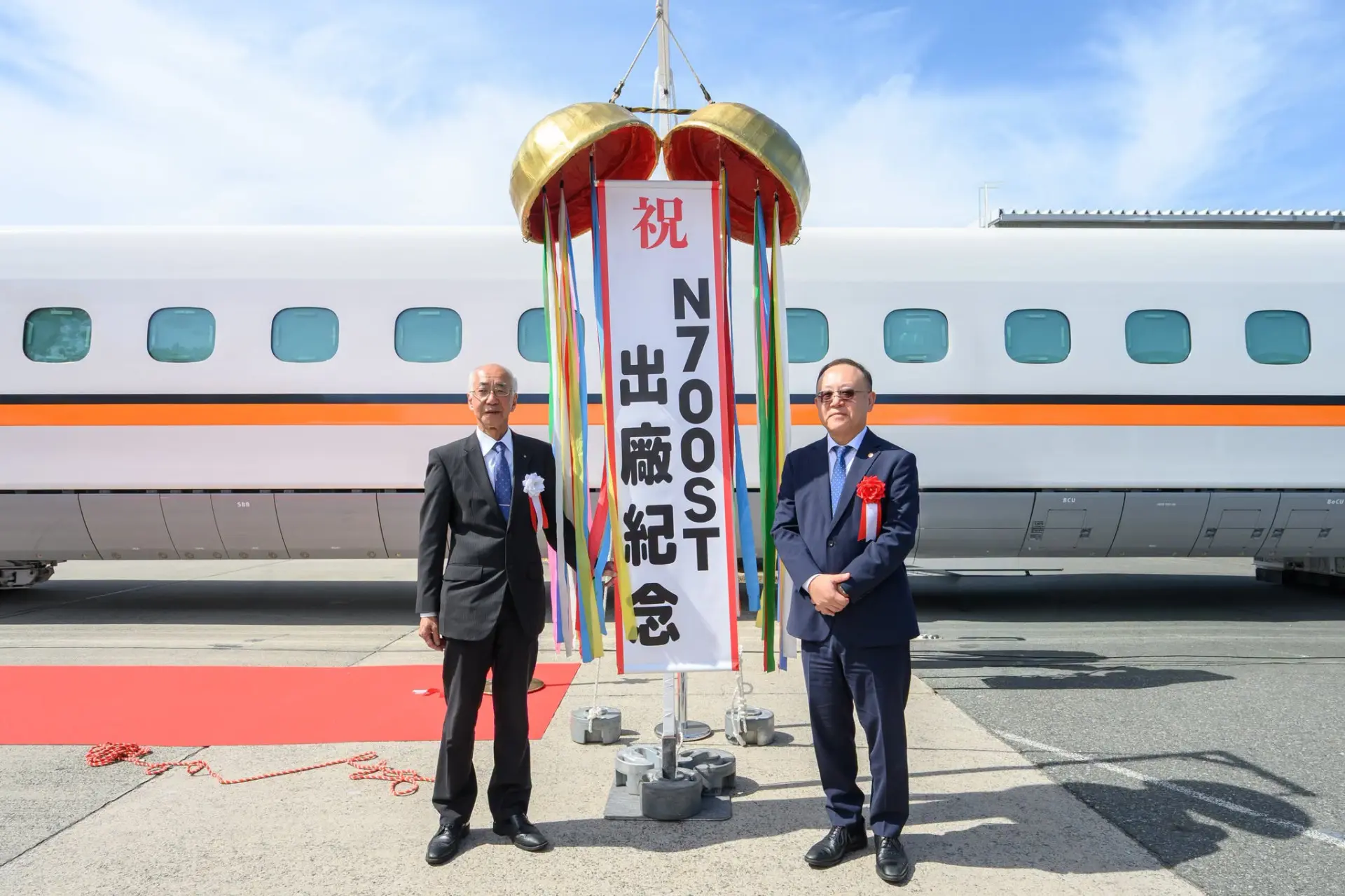 首輛 N700ST「第二單元」在日本車輛的豐川事業所閃亮出廠，此為日式經典祈福儀式。台灣高鐵提供