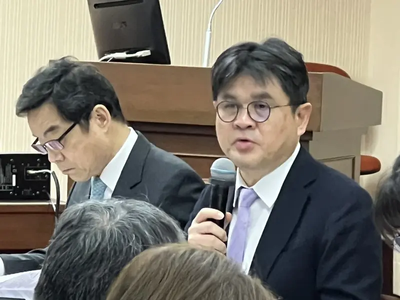 台灣高鐵首組新世代列車N700ST預計8月抵台，立委關切新車上線時程能否由116年第3季再提前，交通部鐵道局長楊正君（右）24日表示，盼高鐵朝116年年中讓新車陸續上線目標邁進。中央社
