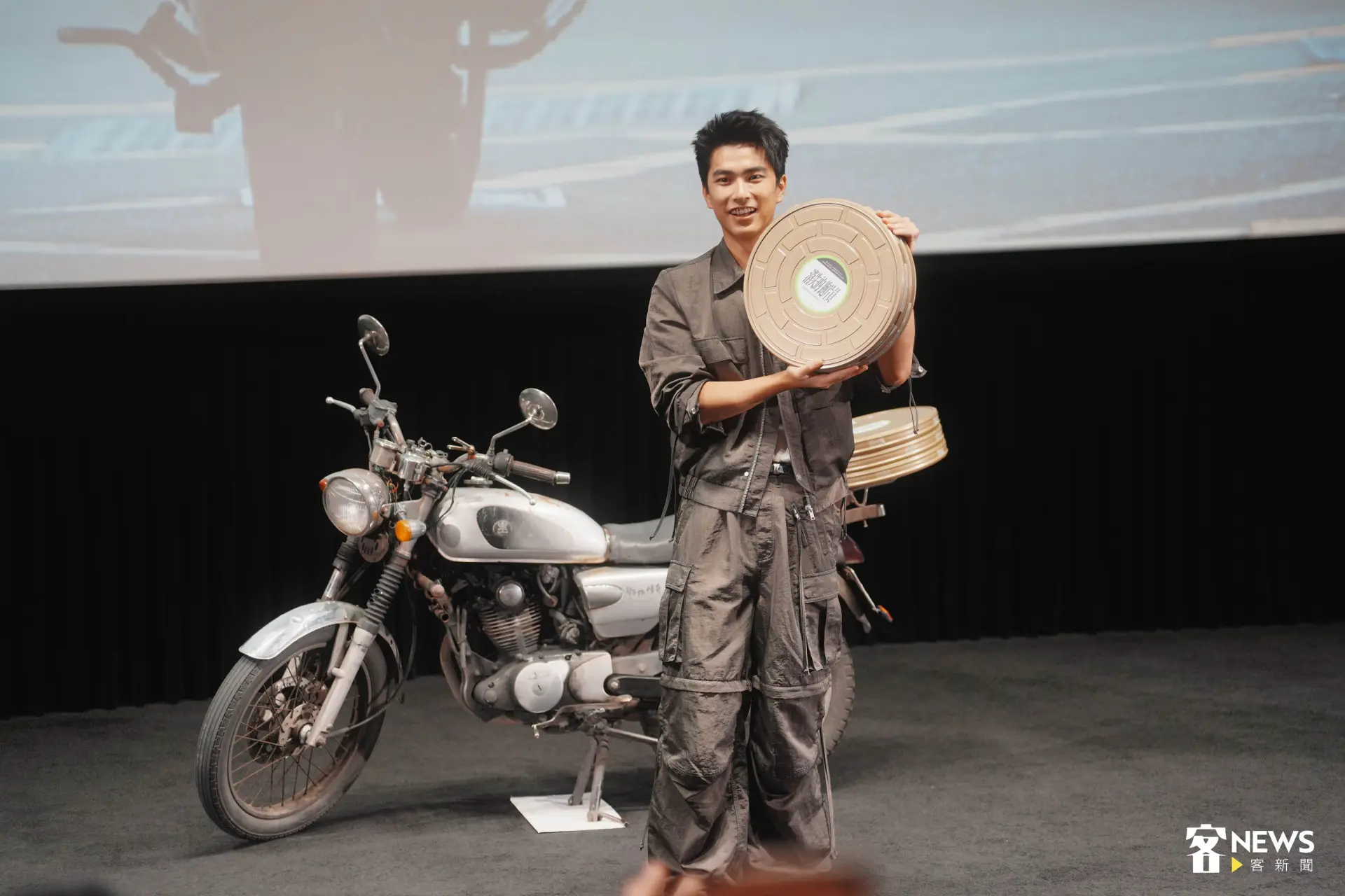 曾敬驊主演影視聽中心形象片,劇中飾演已消失的職業「跑片員」。范修語攝