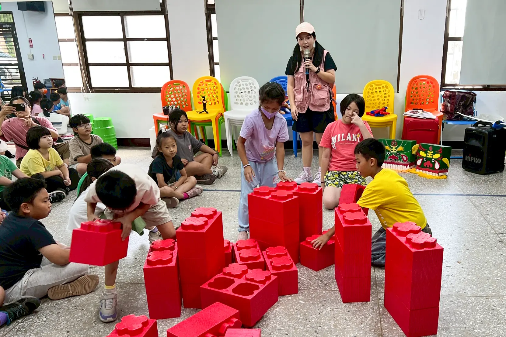 打幫你樂團全新創作「義民爺爺帶𠊎轉屋下——當慶个人」劇碼，透過原創歌曲與戲劇互動融合，把嚴肅的文史轉化為好玩的「五感體驗」。打幫你樂團提供