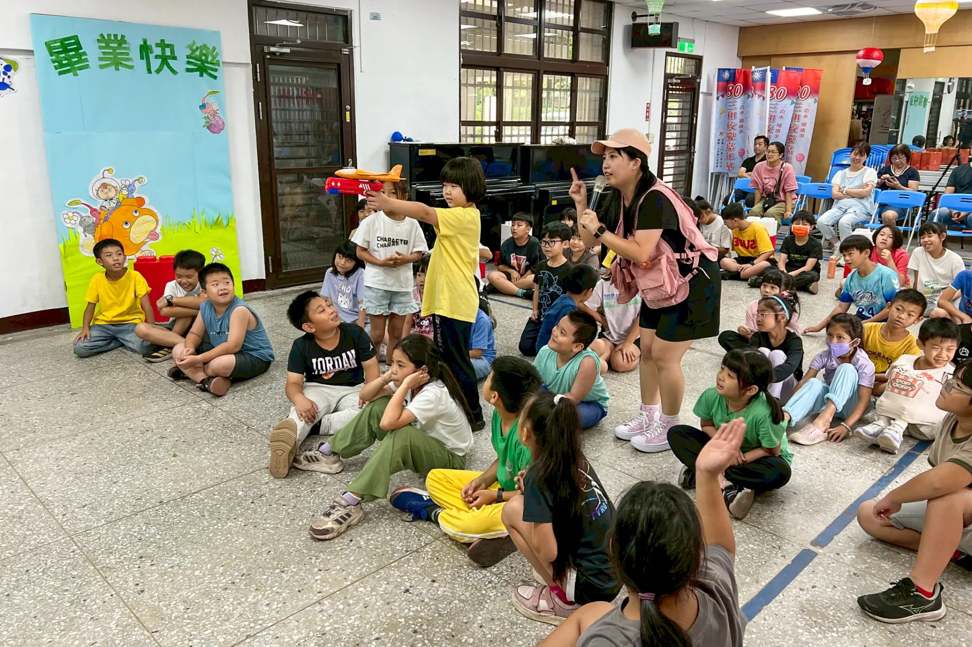 打幫你樂團全新創作「義民爺爺帶𠊎轉屋下——當慶个人」劇碼，透過原創歌曲與戲劇互動融合，把嚴肅的文史轉化為好玩的「五感體驗」。打幫你樂團提供