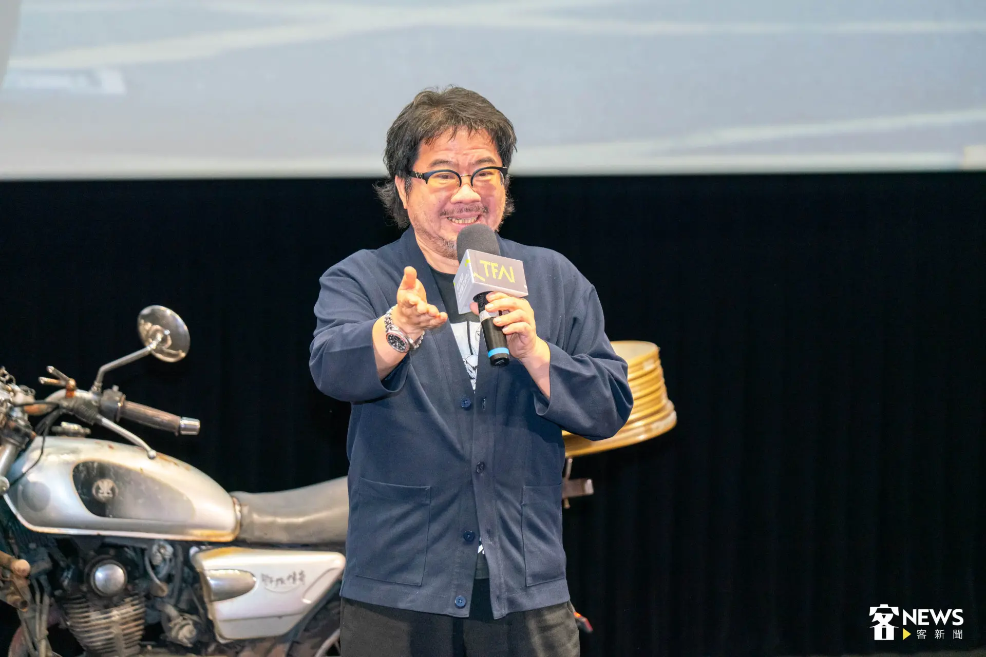 影視聽中心董事長褚明仁感謝導演陳玉勳接下重擔,拍攝形象影片。簡琬真攝