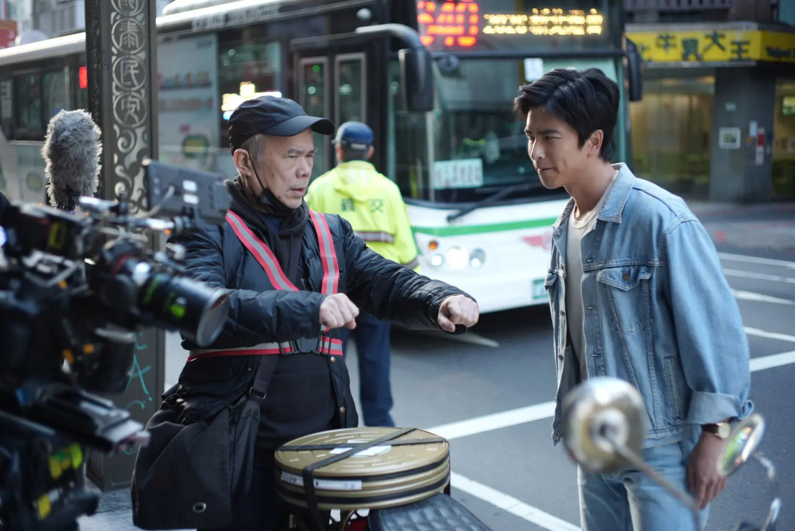 《消失的跑片員》特地來到西門町拍外景,導演陳玉勳現場指導曾敬驊飾演「跑片員」。國家影視聽中心提供