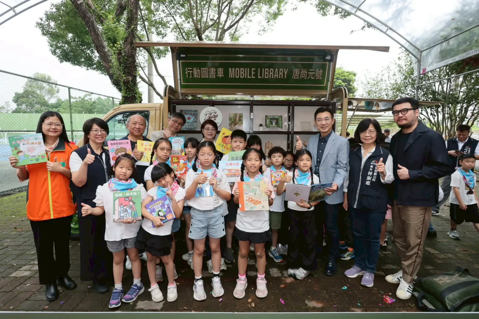 新社行動圖書車接棒服務新社、和平及太平地區。台中市立圖書館提供