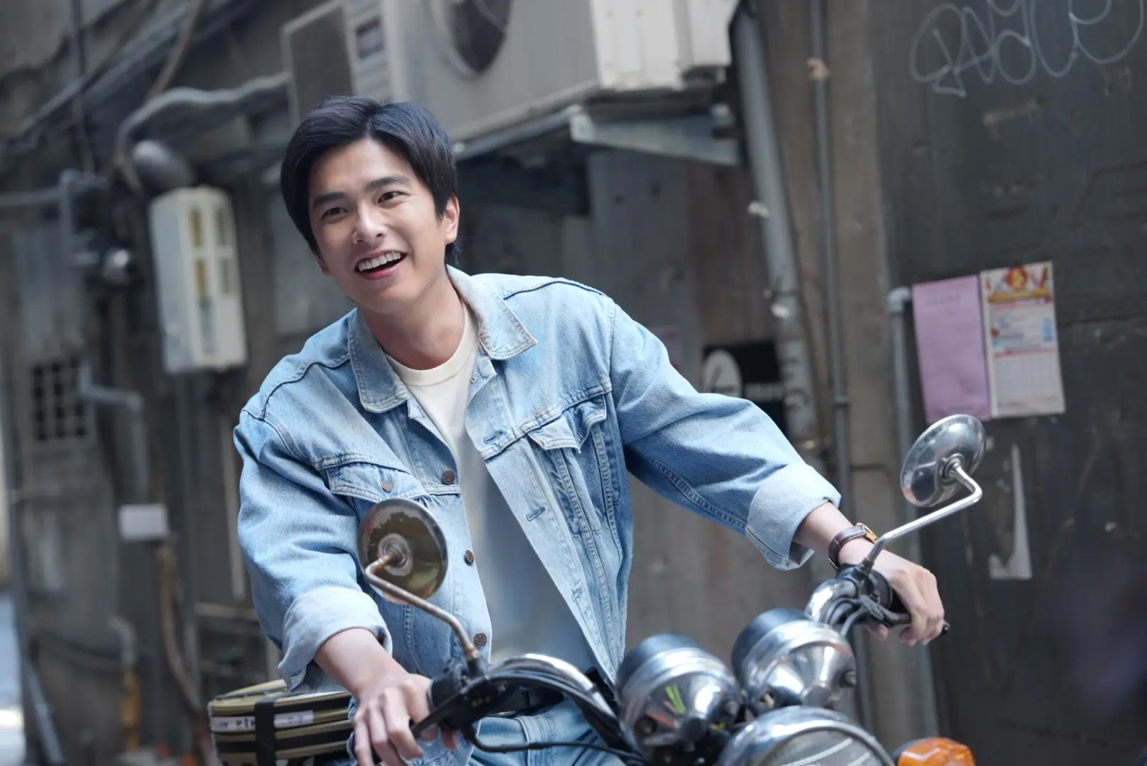 導演陳玉勳、演員曾敬驊於國家影視聽中心全新形象影片《消失的跑片員》再次攜手合作。國家影視聽中心提供