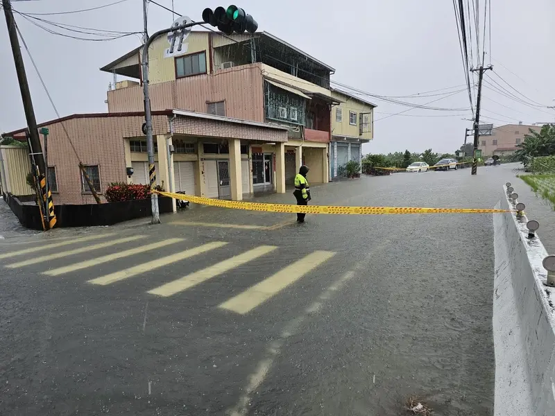 受颱風米克拉外圍環流及西南風影響,高雄山區25日清晨起降下大雨,累積雨量突破300毫米,旗山、內門、美濃多處因此積淹水。圖為內門區台3線與市道127線道入口處。高雄旗山警分局提供