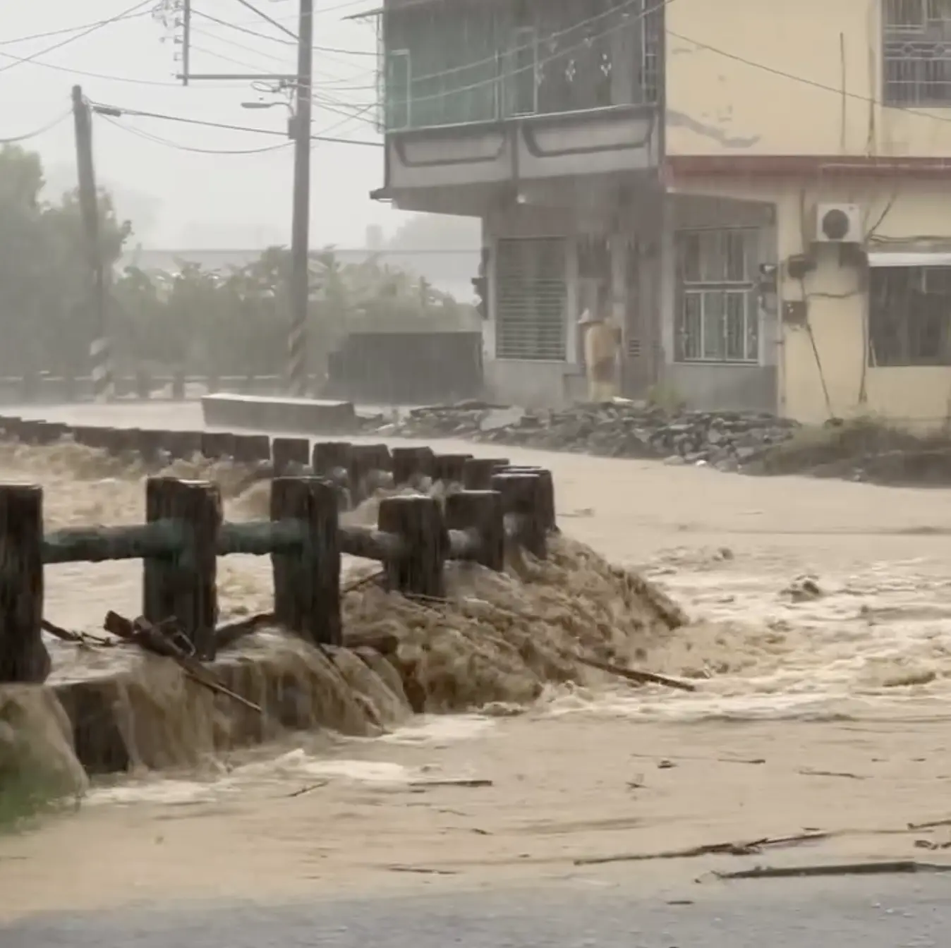 高雄市美濃區上午道路淹水,所幸未造成災情。翻攝畫面