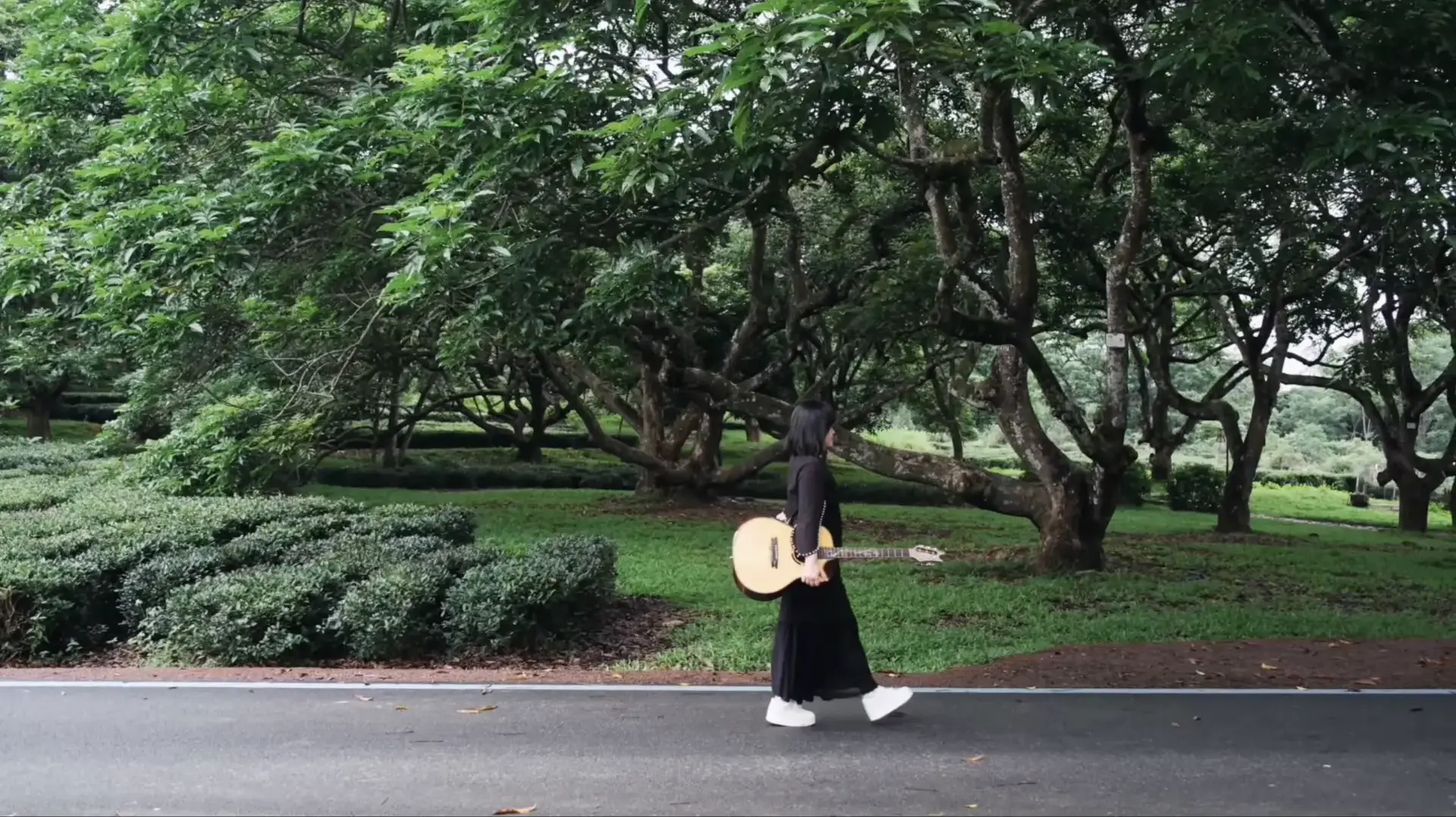 阿依·羅直言，以前寫華語歌是想證明自己能寫、能唱，現在做客語歌是收斂向內，回到出發的地方，更用心感受身邊的小事。翻攝自阿依·羅YT頻道