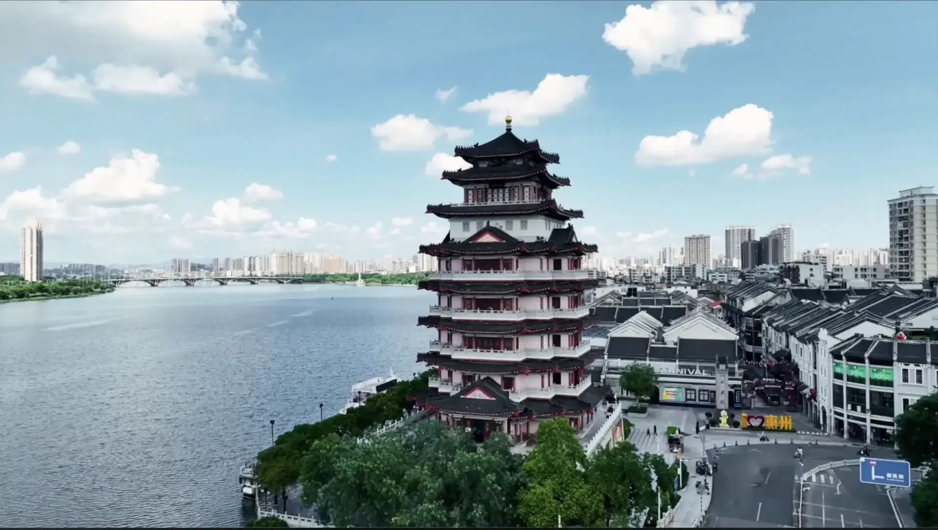 依據百度百科資料，阿依·羅本名羅相宜，出生中國廣東惠州，早年從事華語音樂創作，獲得多個中國音樂獎項肯定，近年則改以客語創作，並擔任中國廣東惠州市流行音樂協會主席。圖為惠州城市景。翻攝自阿依·羅YT頻道