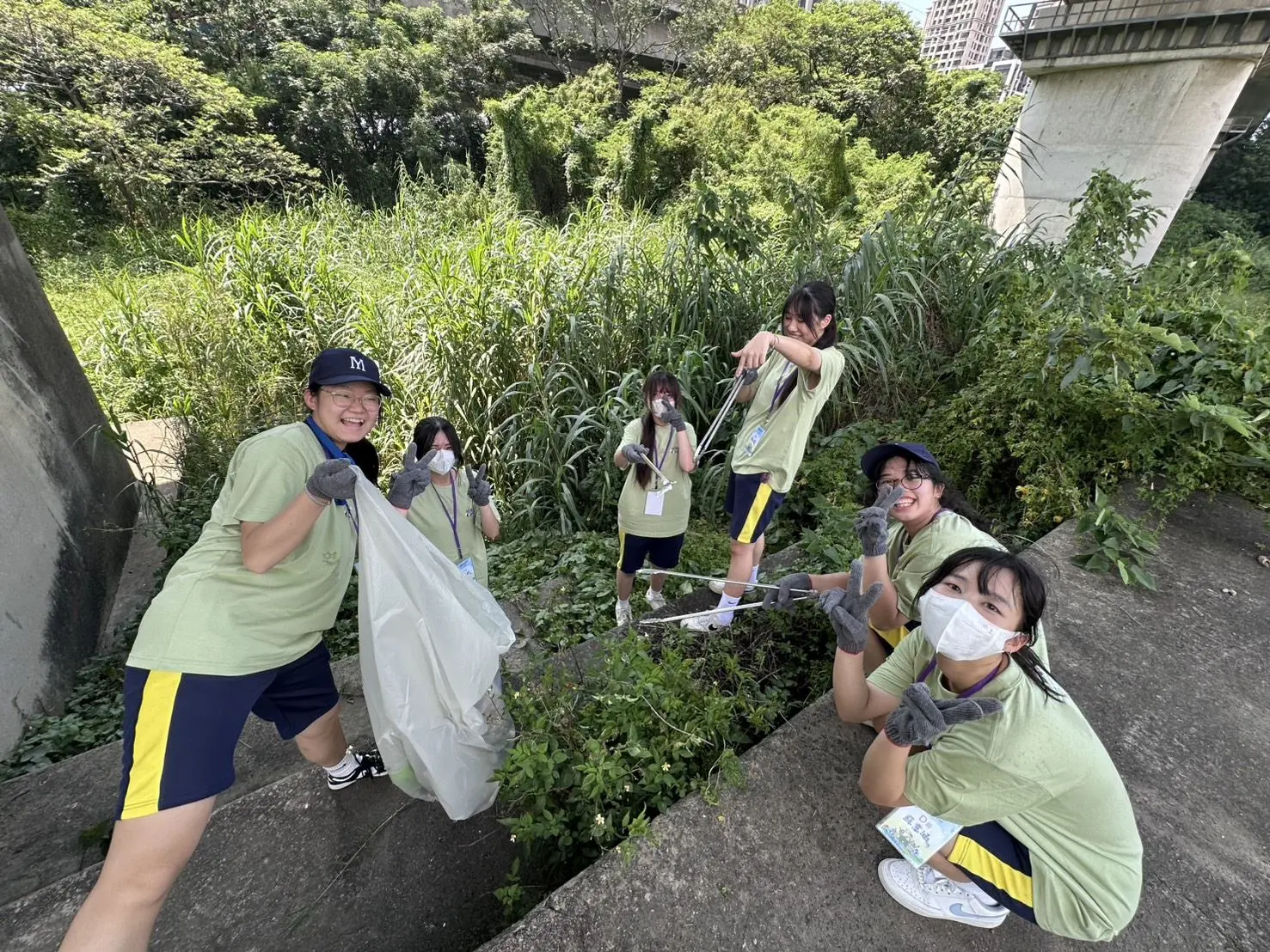 160名青年志工不畏酷暑淨溪,熱血守護頭前溪生態。新竹縣政府提供