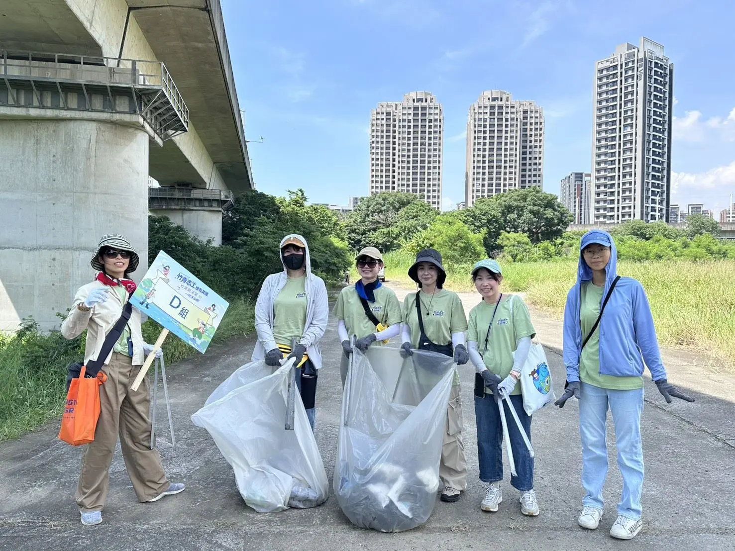 志工們不畏炎熱天氣,在頭前溪河畔淨溪撿垃圾。新竹縣政府提供