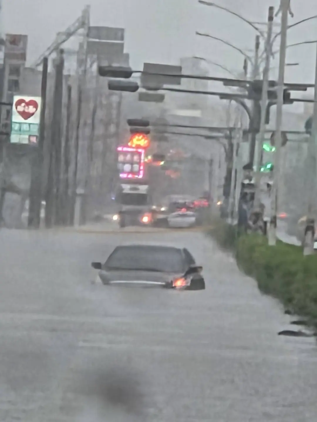 屏東市往麟洛方向道路淹水,部分轎車泡在水中。網友fareast7213300<br />授權