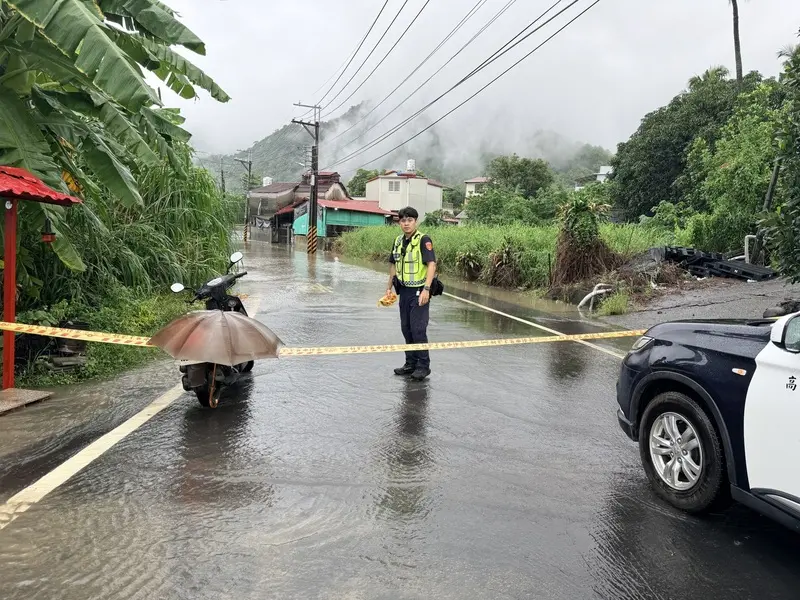 受颱風米克拉外圍環流及西南風影響,高雄山區25日清晨起降下大雨,累積雨量突破300毫米,旗山、內門、美濃多處因此積淹水。圖為高雄市美濃區廣興街601巷與福美路美竹橋段路面積水,警方到場拉起封鎖線。高雄旗山警分局提供