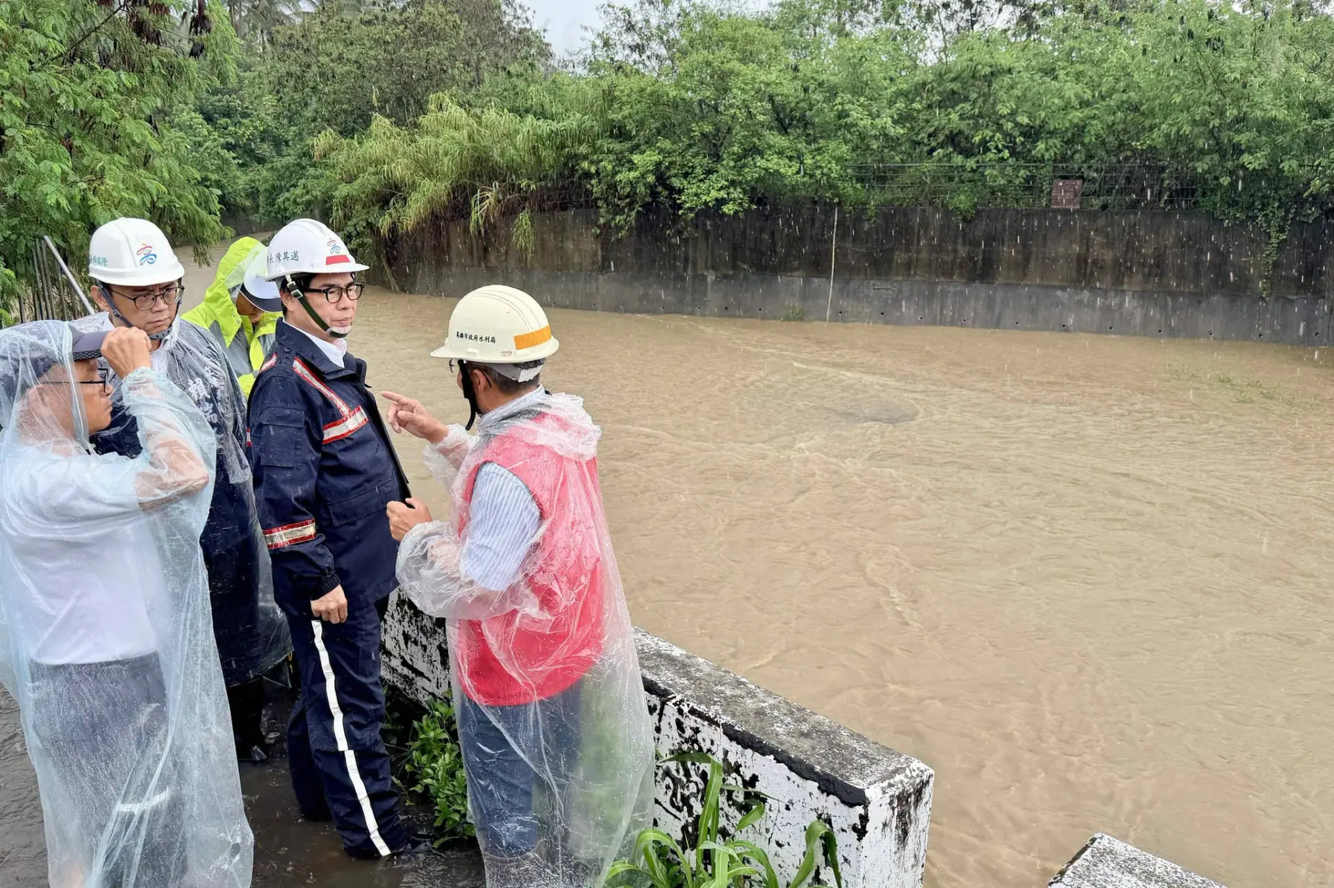 高雄市長陳其邁赴市內多處抽水站視察,宣布美濃區、旗山區於中午12時起停班停課。翻攝陳其邁Chen Chi-Mai_臉書
