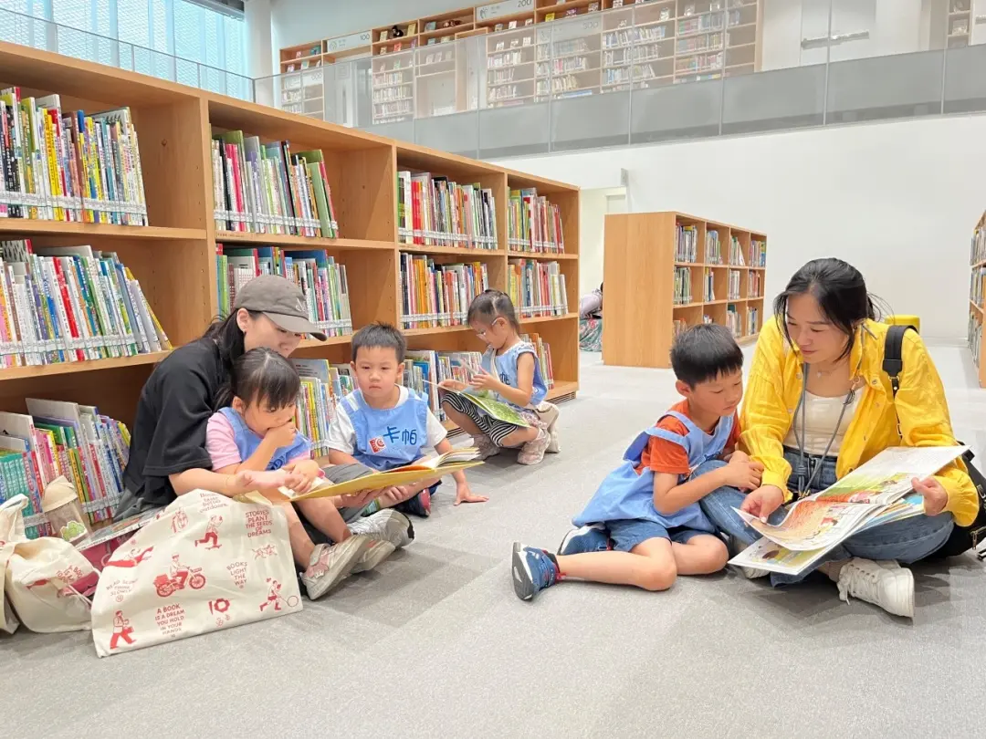 透過親子共讀活動，陪伴孩子在故事中探索世界、認識情緒，讓閱讀陪伴孩子快樂成長。台中市立圖書館提供