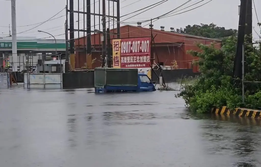 受到颱風米克拉北移及西南風增強影響,屏東縣25日起連2天強降雨,造成林邊鄉等多處淹水。(民眾提供)中央社