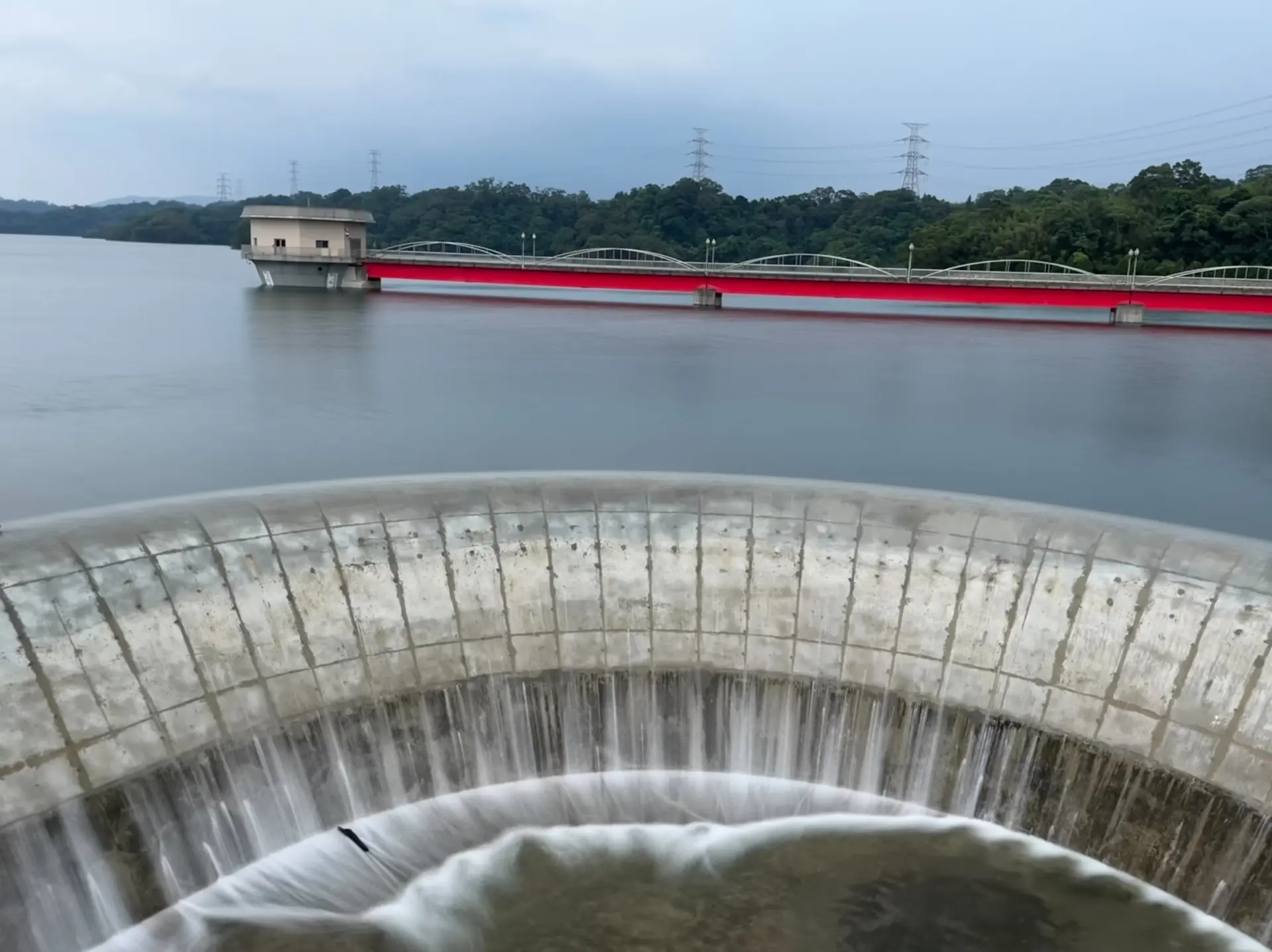 新竹寶山第二水庫溢流堰溢流。北水分署提供